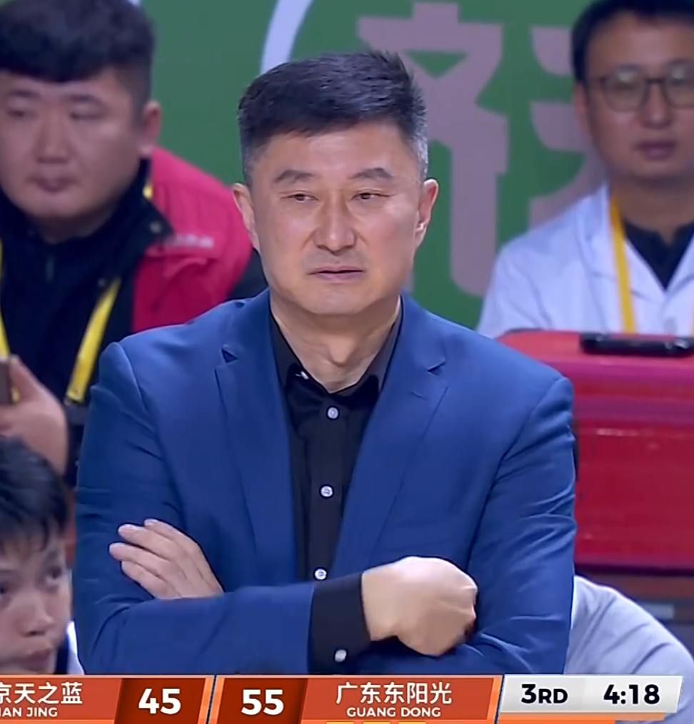 恭喜！杜锋姐姐当选新疆篮协副会长，朱芳雨新决定，宏远旧将退役