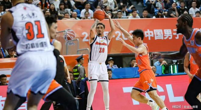 1过5暴扣+麦迪后仰!迪班萨首秀27+7兑现状元天赋 吹杨AD现场见证