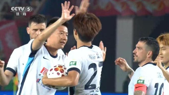湖人锋线新星完成大爆发,但两名双向合同球员依然表现平平?